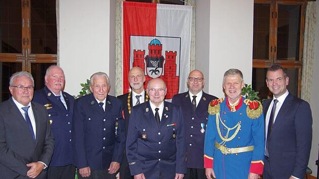Thomas Leiner, Gregor Metz, Robert Schmitt, Blankenburg, Heinrich M&uuml;ller, Ralf Faulhammer, Bernd Hammer, Anton Schick jr. (von links) bei der Verleihung der B&uuml;rgermedaillen. Klaus Werner
