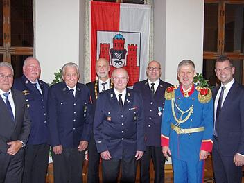 Thomas Leiner, Gregor Metz, Robert Schmitt, Blankenburg, Heinrich Müller, Ralf Faulhammer, Bernd Hammer, Anton Schick jr. (von links) bei der Verleihung der Bürgermedaillen. Klaus Werner