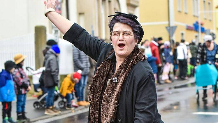Der Eberner Gaudiwurm trotzte dem trüben Wetter und versprühte tolle Faschingsstimmung. Foto: Ryan Evans