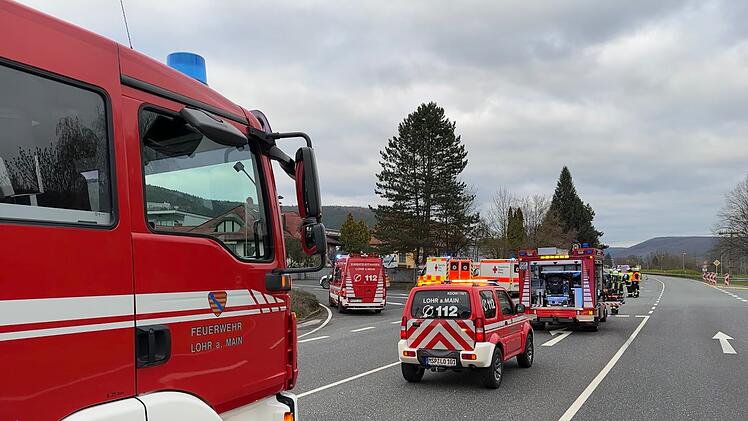 Lohr am Main: Feuerwehr befreit eingeklemmte Person - Vollsperrung auf B26