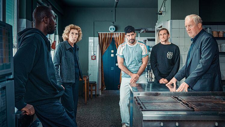 Die Ermittler haben die &uuml;berlebenden P&auml;dagogen des "Sonnenhofes" in der K&uuml;che zum Gespr&auml;ch zusammengerufen, von links: Femi Olaifa (Ayo Aloba), Ermittlerin Bibi Fellner (Adele Neuhauser), Araz (Emre Cakir), Simon (Augustin Groz) und Ermittler Moritz Eisner (Harald Krassnitzer).