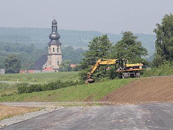 Die Bundesstraße zwischen Seibelsdorf und Rugendorf wird ausgebaut. Im Hintergrund die Markgrafenkirche.  Foto: Michael Gründel