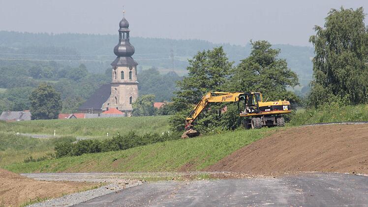 Die Bundesstraße zwischen Seibelsdorf und Rugendorf wird ausgebaut. Im Hintergrund die Markgrafenkirche.  Foto: Michael Gründel