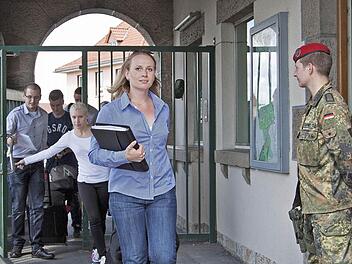 Willkommen auf dem Lagerberg: Die neuen Offizieranwärter treffen in Hammelburg ein. Foto: Patrick Böhmer