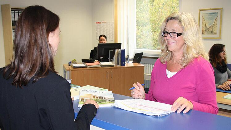 Angelika Marx (rechts) und Hiltrud Kohler (hinten) vom Bereich "Kurtaxwesen" der Staatsbad GmbH arbeiten schon in den neuen Räumen. Fotos: Ralf Ruppert