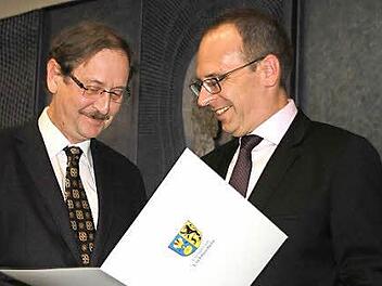 Dank und Anerkennung für 30 Jahre Kreistagsarbeit erfuhr CSU-Fraktionsvorsitzender Peter Schmauser (links) durch Landrat Christian Meißner. Foto: Ramona Popp