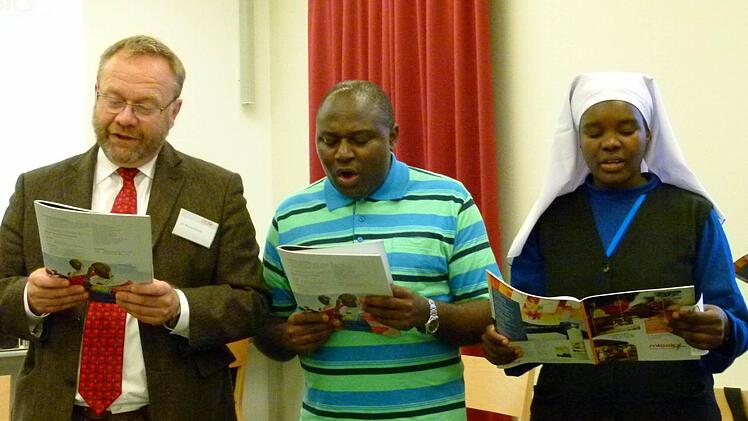 Michael Krischer, Pater Roberto Turyamureeba und Schwester Sabina Alphonce Kilegu singen das Vater-unser in Suaheli.