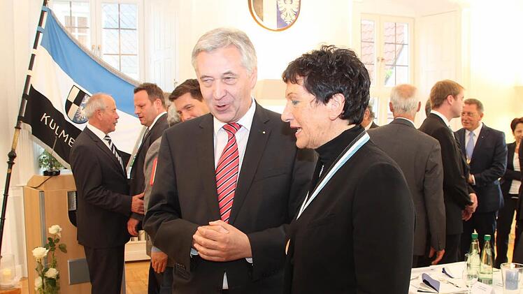 Wenn's um Geld geht: Inge Aures im Gespräch mit Sparkassen-Vorstand Klaus-Jürgen Scherr. Foto: Stephan Tiroch