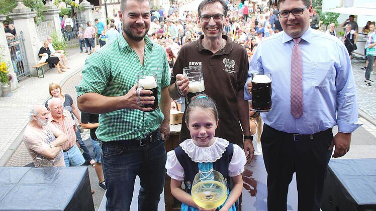Stießen auf ein gutes Gelingen des 25. Stabacher Backofenfestla an: "Traubenmadla" Julia Meyer, Brauereichef Christian Merklein, der Vorsitzende des Feuerwehrvereins Michael Schor sowie dritter Bürgermeister Andreas Hoch.