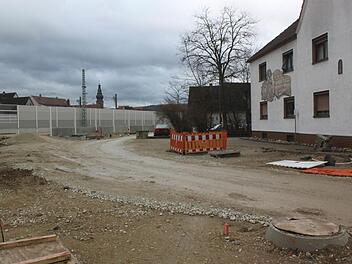 Die Zufahrt zum Gewerbepark an der Zapfendorfer Mainstraße ist verschlammt. Nun ist auch noch die Behelfszufahrt vom Süden her unterbrochen. Roland Ebitsch, Geschäftsführer des Gewerbeparks, fordert die Bahn nun auf zu handeln und die Zufahrt von Süden wieder herzustellen. Foto: Matthias Einwag