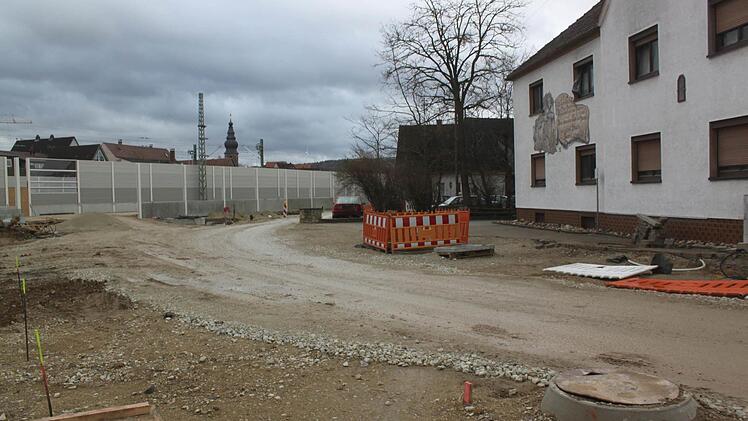Die Zufahrt zum Gewerbepark an der Zapfendorfer Mainstraße ist verschlammt. Nun ist auch noch die Behelfszufahrt vom Süden her unterbrochen. Roland Ebitsch, Geschäftsführer des Gewerbeparks, fordert die Bahn nun auf zu handeln und die Zufahrt von Süden wieder herzustellen. Foto: Matthias Einwag