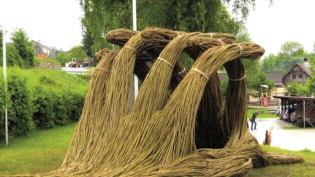 Ineinander gelegte, vielleicht betende H&auml;nde aus gr&uuml;nen Weidenruten auf einer Metallkonstruktion: Diese von Korbmachermeister Hans-Peter Sturm entwickelte Skulptur soll zum Korbmarkt 2018 in Lichtenfels vor der Stadtpfarrkirche stehen. Das abgebildete Werk entstand in &Ouml;sterreich. Der Flechtk&uuml;nstler und ehemalige Fachsch&uuml;ler zeichnete bereits f&uuml;r mehrere Korbmarkt-Projekte verantwortlich, auch das Flechttor am Lichtenfelser Bahnhof und die Ameise an der Bahnunterf&uuml;hrung stammen aus seiner Werk...