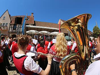 Alle Blaskapellen des Stadtgebietes vereinten sich nach dem Sternenmarsch auf dem Anger. Thomas Malz