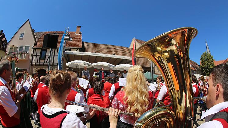 Alle Blaskapellen des Stadtgebietes vereinten sich nach dem Sternenmarsch auf dem Anger. Thomas Malz