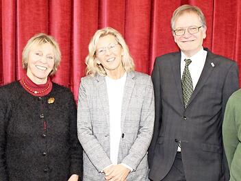 Die Vorstellung der neuen Kreisgeschäftsführerin des VdK-Kreisverbandes Lichtenfels, Christine Rieder (Bildmitte), mit (von links) Kreisvorsitzendem Horst Wittmann, stellvertretender Landrätin Monika Faber, Bezirksgeschäftsführer Roland Sack und stellvertretendem Kreisvorsitzenden Dieter Werthmann Foto: Roland Dietz