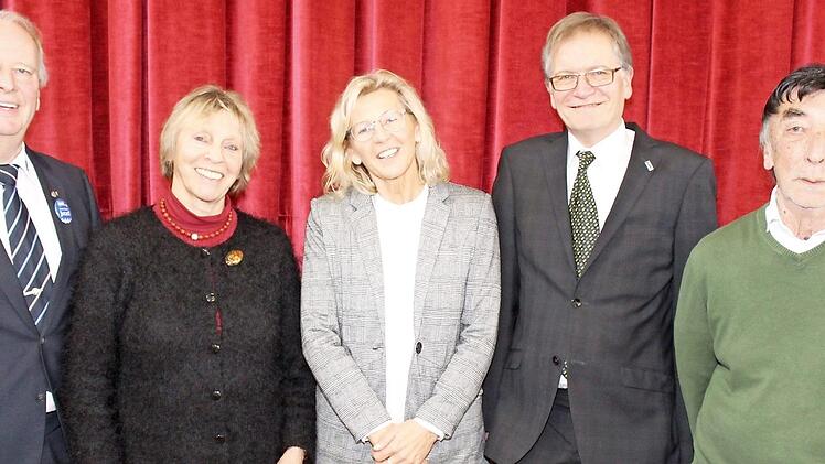 Die Vorstellung der neuen Kreisgeschäftsführerin des VdK-Kreisverbandes Lichtenfels, Christine Rieder (Bildmitte), mit (von links) Kreisvorsitzendem Horst Wittmann, stellvertretender Landrätin Monika Faber, Bezirksgeschäftsführer Roland Sack und stellvertretendem Kreisvorsitzenden Dieter Werthmann Foto: Roland Dietz