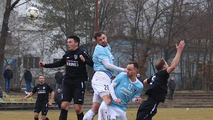 Luftduelle bestimmten das Spiel zwischen Jahn Forchheim und dem FC Sand: Die Gästespieler Danny Schlereth (links) und Johannes Bechmann (rechts) gegen die Forchheimer Tom Jäckel und Philipp Nagengast. Foto: Uwe Kellner