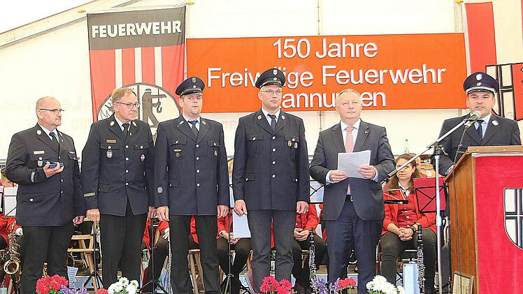 Das Feuerwehr-Ehrenzeichen in Silber bekamen Joachim und Daniel Weigand (3.  und 4.) Links Kreisbrandmeister Holger Ulrich und  Kreisbrandrat Benno Metz. Rechts Landrat Thomas Bold und Kommandant Andreas  Klopf. Foto: Dieter Britz