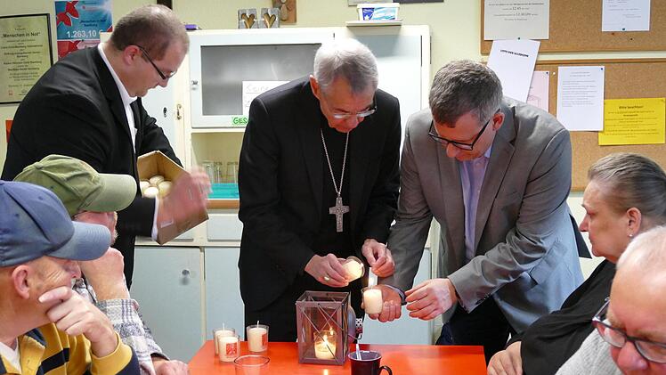Erzbischof Ludwig Schick und Peter Klein beim Entzünden der Kerzen am Friedenslicht aus Bethlehem. Foto: Marion Krüger-Hundrup