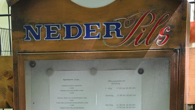 Am Neder-Keller kann man Ratsherrenspieß und Spargel-Cordon-Bleu holen und an Sonn- und Feiertagen neben Schäuferla auch  Braten. Dienstag gibt es den Klassiker "Schnitzeltag to go". Foto: Leo Hühnlein