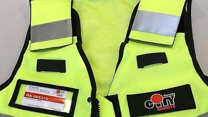 Der neue Sicherheitsdienst tr&auml;gt Westen mit Informationen zu den Mitarbeitern.  Foto: Ombudsteam