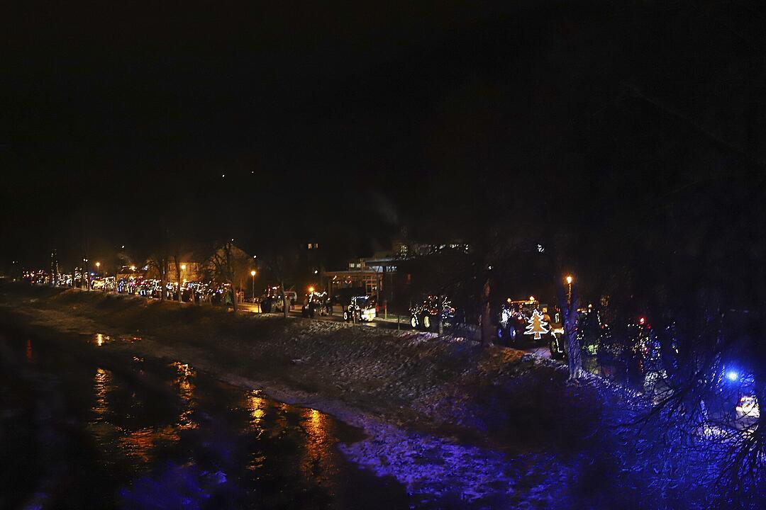 In Kulmbach durfte die beliebte Lichterfahrt der Traktoren stattfinden.