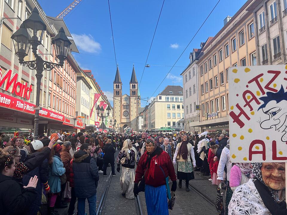 Bei Sonnenschein feierten rund 100.000 Menschen den Fasching.