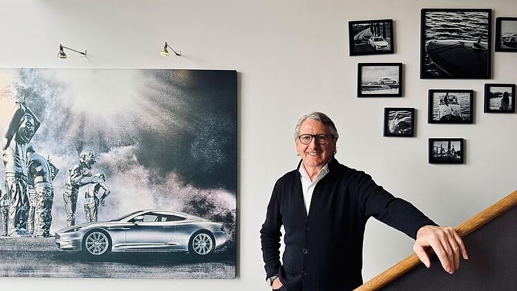 René Staud gehört zu Deutschlands bekanntesten Autofotografen. In seinem Studio in Leonberg bei Stuttgart hat er luxuriöse Premiummarken aufwändig in Szene gesetzt.