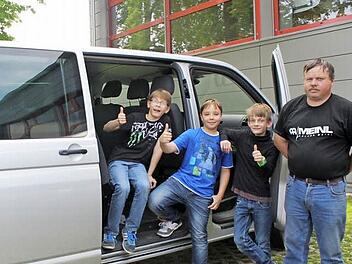 Freuen sich über den Schulverbandsbus, v.l.: Lukas (Göttelhöf), Nico (Willmersbach), Lukas (Kleinweisach), Fahrer Reinhold Baum  Foto: Sonja Werner