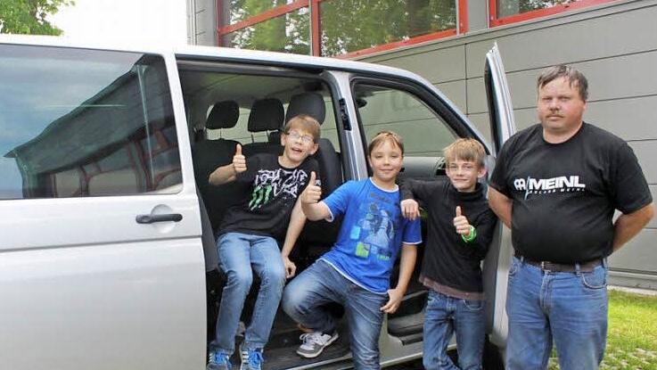 Freuen sich über den Schulverbandsbus, v.l.: Lukas (Göttelhöf), Nico (Willmersbach), Lukas (Kleinweisach), Fahrer Reinhold Baum  Foto: Sonja Werner