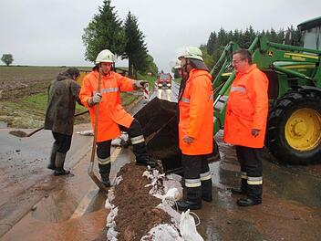 Schlamm überflutete die Straße zwischen Rothenkirchen und Buchbach.  Fotos: Veronika Schadeck