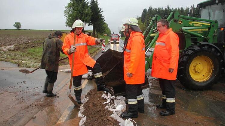 Schlamm überflutete die Straße zwischen Rothenkirchen und Buchbach.  Fotos: Veronika Schadeck