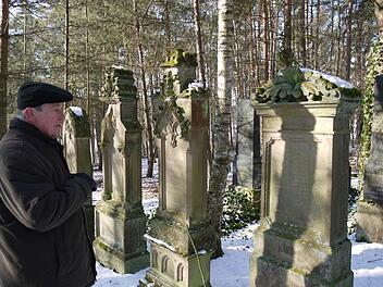 Adolf Krause kümmert sich um den Judenfriedhof in Zeckern. Fotos: Pauline Lindner