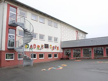 Die Feuertreppe (links) und der mit bunten Pausenspielen gestaltete Schulhof in Johannisthal  Foto: Friedwald Schedel