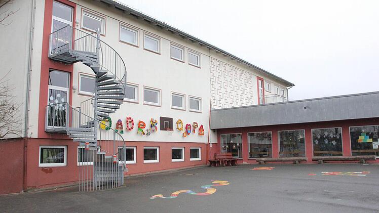Die Feuertreppe (links) und der mit bunten Pausenspielen gestaltete Schulhof in Johannisthal  Foto: Friedwald Schedel