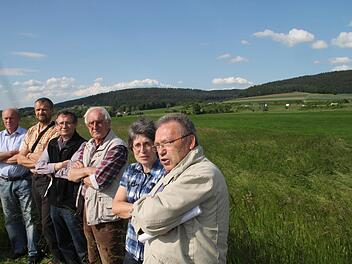 Sie wollen nicht, dass XXXLutz nach Himmelkron kommt: (von links) Hermann Hugel, Karl-Heinz Vollrath, Wolfgang Schenker, Hans Cyba und Wilhelmine Denk vom Bund Naturschutz sowie Jochen Neumann vom Landesbund für Vogelschutz. Im Hintergrund ist das Gelände zu sehen, auf dem der Möbelmarkt entstehen soll. Die Fläche befindet sich gegenüber der Einfahrt zum inzwischen insolventen Shell-Autohof. Foto: J. Gärtner