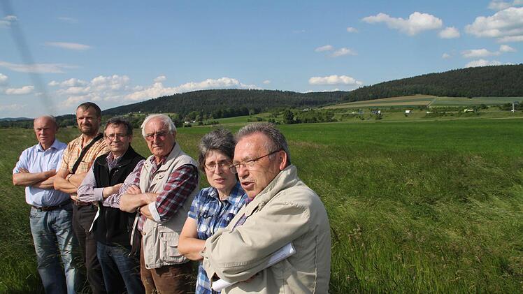 Sie wollen nicht, dass XXXLutz nach Himmelkron kommt: (von links) Hermann Hugel, Karl-Heinz Vollrath, Wolfgang Schenker, Hans Cyba und Wilhelmine Denk vom Bund Naturschutz sowie Jochen Neumann vom Landesbund für Vogelschutz. Im Hintergrund ist das Gelände zu sehen, auf dem der Möbelmarkt entstehen soll. Die Fläche befindet sich gegenüber der Einfahrt zum inzwischen insolventen Shell-Autohof. Foto: J. Gärtner