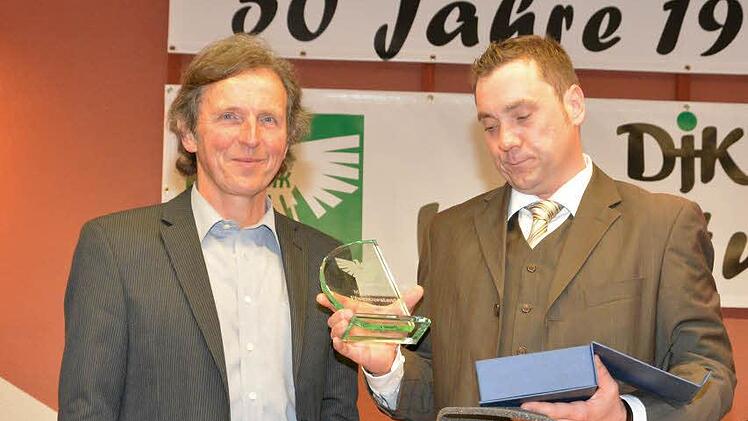 Wurde zum Ehrenvorstand ernannt: Manfred Denner (links); rechts: 1. Vorsitzender Jochen Markert  Foto: Björn Hein