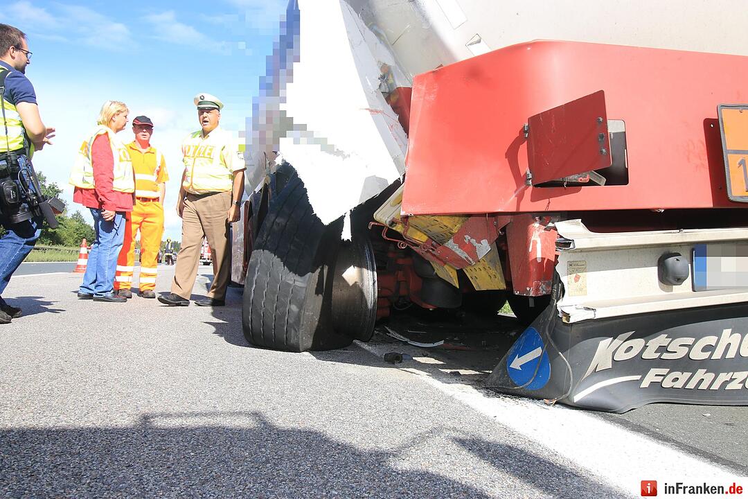 Unfall auf A73 bei Buttenheim: Lkw umgekippt