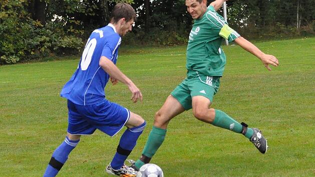 Andreas Pohl (rechts) wird in der kommenden Saison neuer Spielertrainer des FSV Danndorf. Der 33-J&auml;hrige war zuletzt Kapit&auml;n des Kreisklassen-Aufsteigers FC Seibelsdorf.  Foto: Herbert Kalb