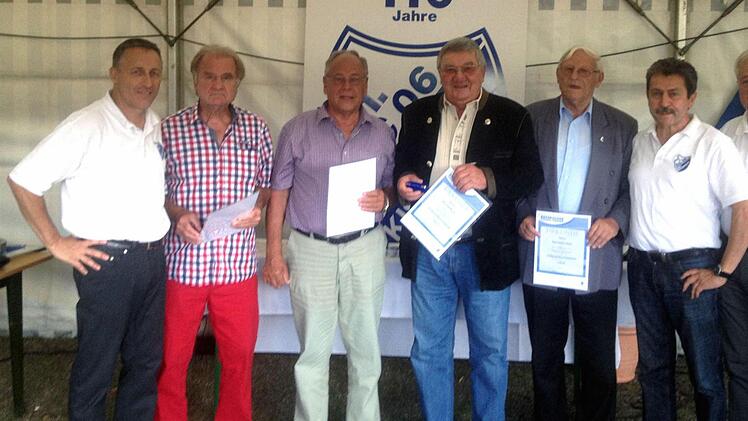 Für 60 Jahre ehrte die Vorstandschaft des FC 06 Bad Kissingen gleich vier langjährige Mitglieder: Auf unserem Foto v.li.: Vereinsvorsitzender Wolfgang Werner, die "Vereinsjubilare" Dieter Denninger, Heinz Denninger, Manfred Bauer und Karlheinz Beck sowie die beiden weiteren Vereinsvorsitzenden Bernd Matthes und Harald Meyer. Fotos: FC 06