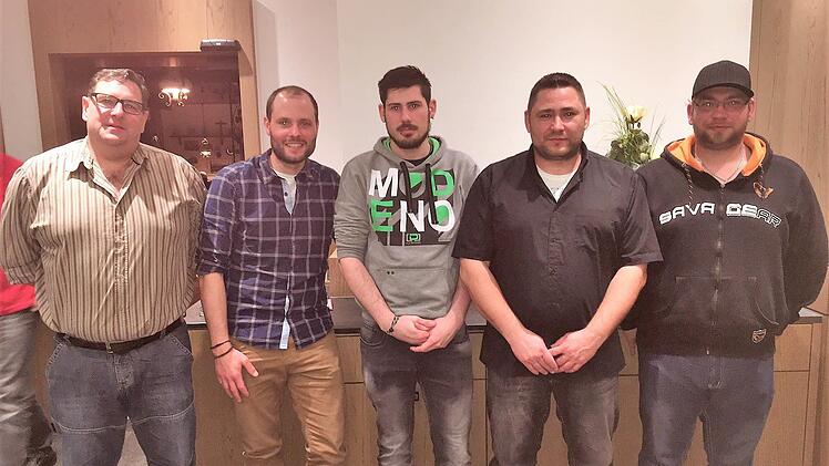 Die neue Vorstandschaft (von links): Beisitzer Frank Herterich, Schriftführer Sebastian Brand, Kassier Christoph Kölbl, Vorsitzender Mario Wedler-Bamberg und Vorsitzender Mario Büttner.  Foto: Andreas Lomb