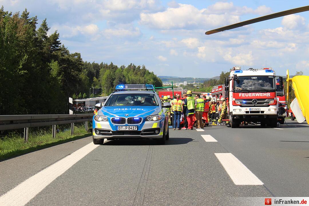 A9: Kleintransporter prallt gegen Heck eines Lkws – drei Menschen schwer verletzt