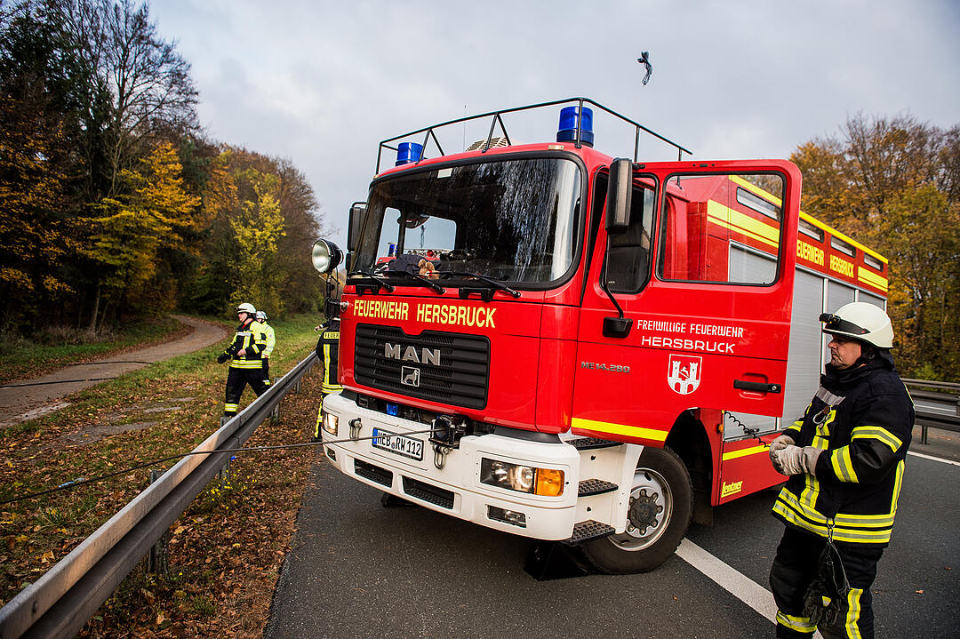 A6 bei Nürnberg: Transporter prallt in Baum - ein Toter
