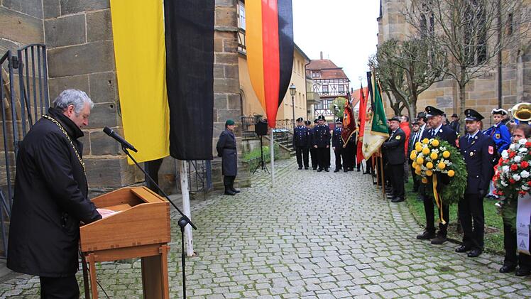Am Ossarium in Ebern erinnerte Bürgermeister Jürgen Hennemann (links) an Opfer von Krieg und Gewalt.Helmut Will
