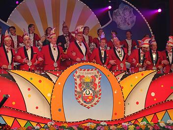 Der Kronacher Elferrat schunkelte sich im Schützenhaus richtig in Stimmung. Foto: Veronika Schadeck