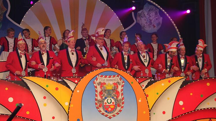 Der Kronacher Elferrat schunkelte sich im Schützenhaus richtig in Stimmung. Foto: Veronika Schadeck