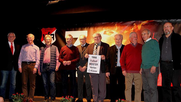 Auf der Bühne auch die "erste Meistermannschaft aus dem Jahre 1966" mit (von links) Gerhard Bühl, Stefan Greul, Lothar Hartmann, Raimund Markert, Herbert Greul, Ludwig Bühl, Günther Geiling, Heinrich Baum, Felix Reich und Werner Hoch.