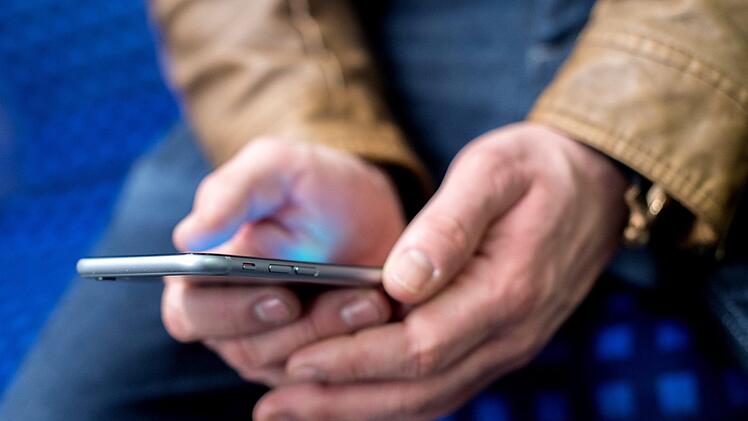 Ein 24-Jähriger aus dem Raum Forchheim stand vor Gericht: Er hat einem Mädchen ein Penisbild per WhatsApp geschickt. Symbolfoto: Hauke-Christian Dittrich/dpa