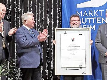 Von links: Bürgermeister Michael Karmann, Zweiter Bürgermeister Erich Werner, Dritter Bürgermeister Ottmar Brütting und der neue Ehrenbürger Johann Kalb Foto: Andrea Spörlein